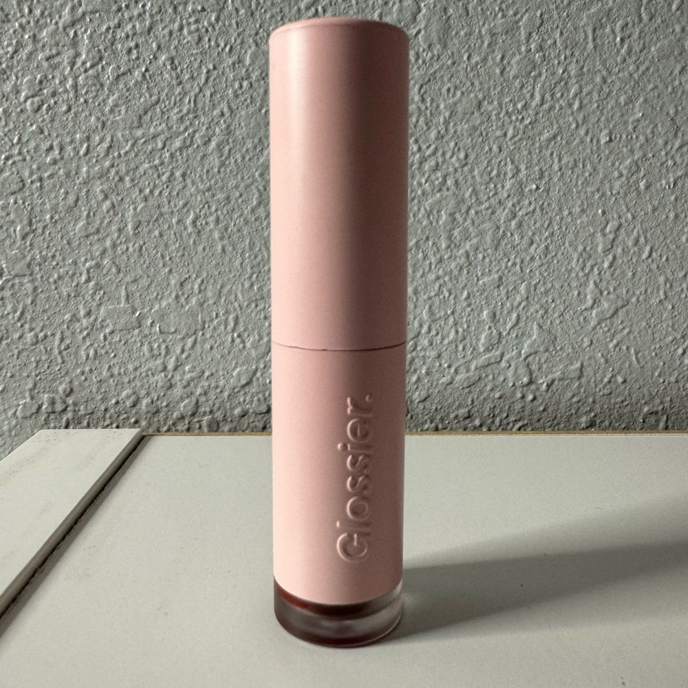 Glossier G Suit shade Shift